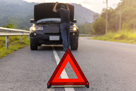 汽车故障图标道路上的红色三角标志警告有故障 o 的汽车风险维修冒险橙子塑料交通运输街道碰撞帮助背景