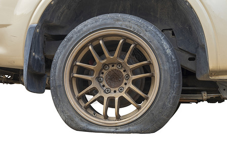 在白色 b 上隔离的后车上特写旧轮胎和漏气轮胎背景图片