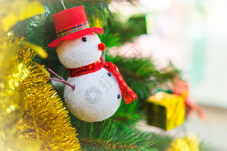 带有雪人装饰的圣诞树庆典娃娃假期男人玩具装饰品背景图片
