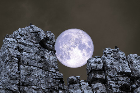 蓝色月亮回到石头和悬崖之间岩石上的怪物上背景图片