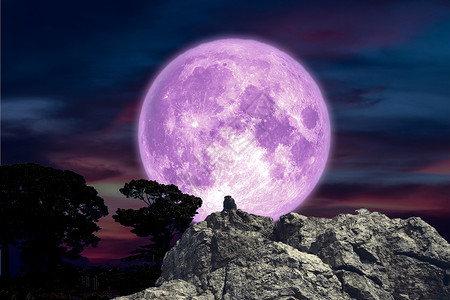 月亮在石头和悬崖岩石上的怪兽上回升背景图片