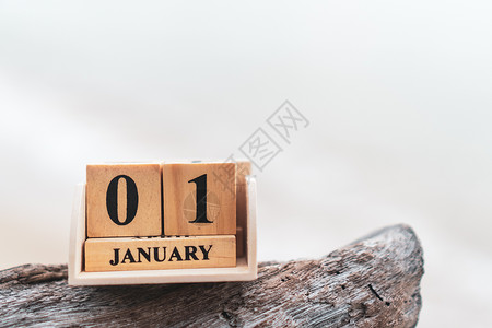 木头日历木砖块显示 1 月 1 日或元旦的日期和月历假期日记数字生日框架工作办公室庆典日历白色背景