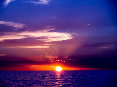 深蓝色大海和灰蓝色天空上的最后一抹夕阳高清图片