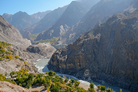 印度河通过山区流经印度河高清图片