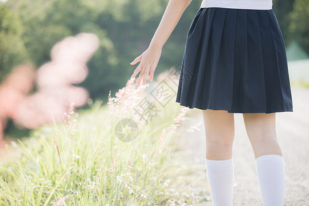 观望公园的亚洲日本女学生服装肖像天空蓝色头发裙子学生女士公园女孩角色微笑农村高清图片素材