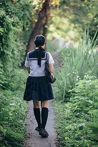 观望公园的亚洲日本女学生服装肖像女性农村学生裙子姿势公园扮演头发天空女孩绿色的高清图片素材