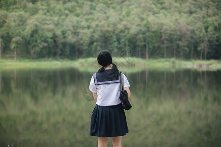 观望公园的亚洲日本女学生服装肖像学校学生头发女孩公园农村戏服女士裙子天空草高清图片素材