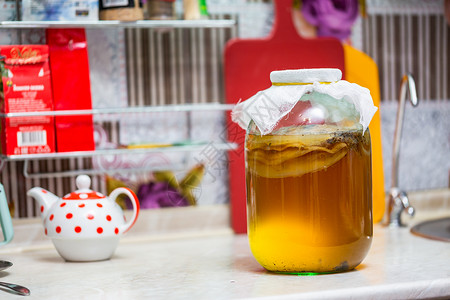 罐罐茶在厨房桌上的玻璃罐里装着自制的Kombucha茶食物药品橙子奶奶文化味道果汁液体饮食活力背景