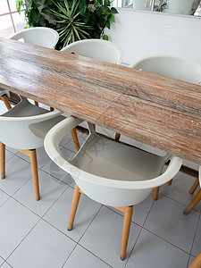 成套表格 白色现代塑料臂椅和空木制桌时髦的高清图片素材