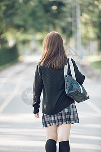 观望公园的亚洲日本女学生服装肖像女孩头发蓝色裙子学生公园微笑角色姿势戏服草高清图片素材