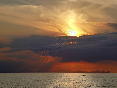 明亮的日落 红天空和云雾笼罩在梅诺海面上戏剧性高清图片素材