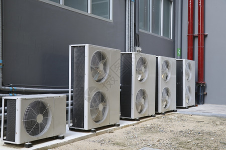 空调系统的冷凝装置 冷凝机组安装在大楼外一排寒冷的高清图片素材