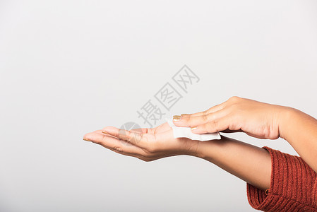女人用湿纸巾擦洗她的手女性女孩面巾身体手指皮肤洗手间手臂盒子餐巾背景图片
