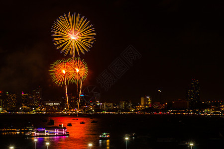 船爆炸夜市风景背景的烟花色彩多彩的庆祝节日派对焰火快乐喜悦海滩假期星星展示城市纪念日背景