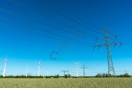 传输线和天空供电线路和风力涡轮机电源线风车技术转换器发动机传播农场环境天空电缆背景