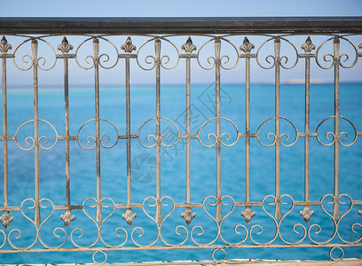 抽象金属栏杆花纹蓝色障碍海洋建筑学墙纸栅栏热带地平线背景图片