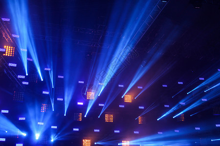 操场舞台音乐会期间舞台聚光灯发出的蓝色光线背景