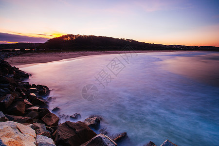 澳大利亚北纳罗马巴海滩波浪酒吧假期岩池日落天空进口红色岩石太阳背景图片