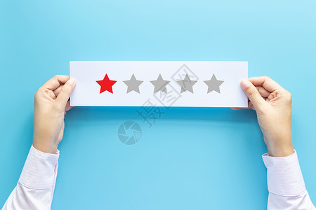客户持有不满意的纸张 只给一个服务经验明星来进行评分和反馈概念;用户持有文件 但审查不够满意分类高清图片素材