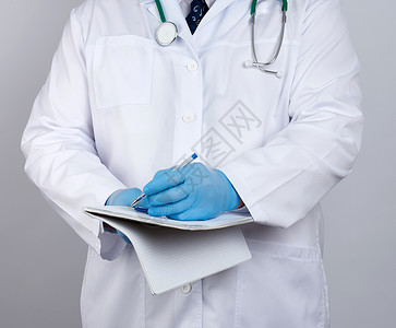 穿白色大衣的医生 蓝色乳胶消毒手套开着男性手指疾病外套床单从业者笔记本专家工作成人军医高清图片素材