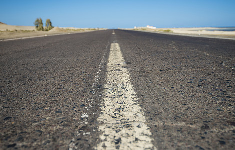 查看遥远的沙漠道路公路蓝色天空干旱地平线消失沥青白线旅行背景