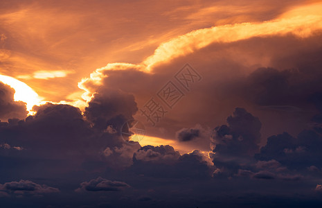 夕阳的天空 层层云彩中闪耀着金光 毛茸茸的云朵冥想高清图片素材