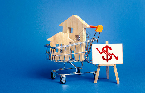 销量排行购物车中的木屋和带有红色美元箭头的画架 房地产市场下跌 便宜的租金 需求减少 经济衰退 销量低 价值成本下降 吸引力差背景