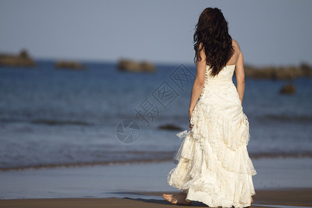 新娘女性婚礼女士白色婚纱海滩支撑背景图片