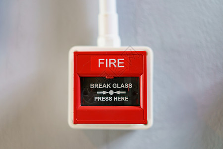 火警报警白色背景的红色火警警报箱警报控制板玻璃消防队员洒水器救援安全控制金属情况背景