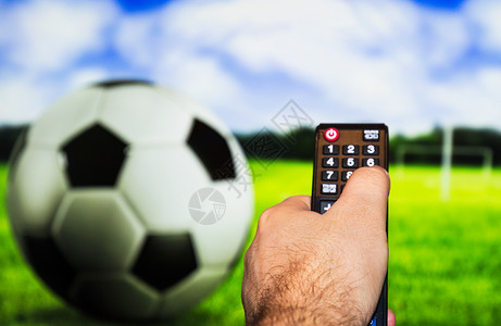 足球比赛和远程控制控制渠道家居游戏按钮朋友们唱首歌人手遥控手表电视高清图片素材