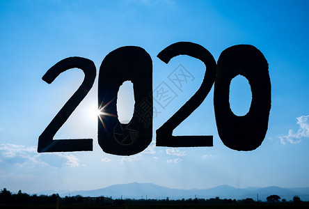 2020逐梦前行在蓝天背景下将纸板回收成 2020 年的数字背景