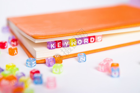 彩色珠块上的关键字词作为书中的书签 关键字研究和内容营销理念概念钥匙高清图片素材