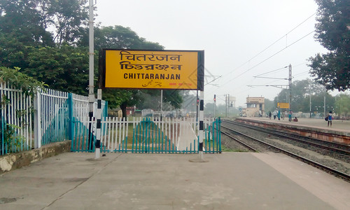 印度火车月台火车站服务于印度贾坎德邦的郊区 站与印度南亚太平洋地区的大都市区相连 2019 年 8 月金属铁路街道城市建筑外观广告牌轨道游客背景