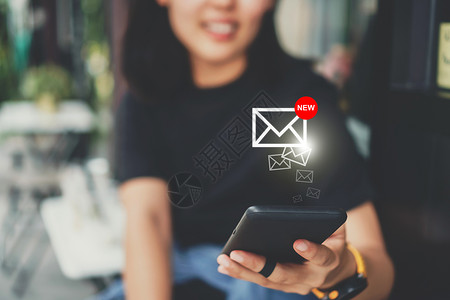使用智能手机的女性手发送和接收电子邮件互联网短信屏幕细胞技术收件箱商业垃圾邮件邮件通讯在线的高清图片素材