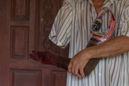 亚洲一个手和手臂假肢的老年男子模仿机动性药品男性高架事故身体科学进步残疾户外高清图片素材