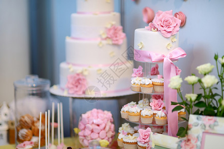 丧偶式婚姻白色的婚礼杯式蛋糕 装饰着鲜花餐厅蛋糕婚姻花朵环境糖果宴会接待丝带食物背景