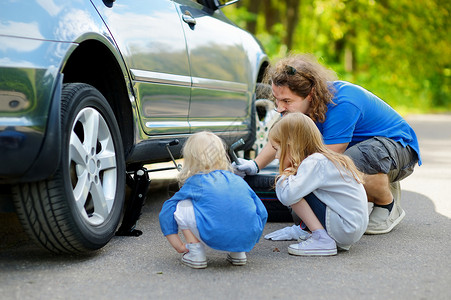幸福的家庭换车轮检查旅行女儿事故安全车辆机械司机交通女性背景