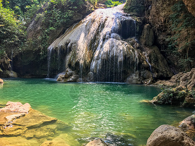 高梁瀑布旅行荒野国家环境热带游客丛林森林石头溪流背景图片