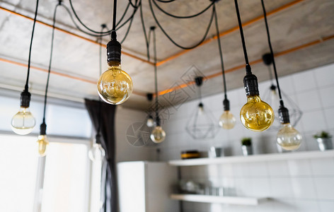 挂在现代厨房里的大老式白炽灯泡 带直线的装饰古董爱迪生灯泡 低效的灯丝灯泡浪费电力 E27 可调光 暖白优质的高清图片素材