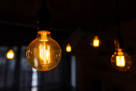 低效的灯丝灯泡浪费电力 挂在现代厨房里的大老式白炽灯泡 带直线的装饰古董爱迪生灯泡 可调光 暖白色 E27设计高清图片素材