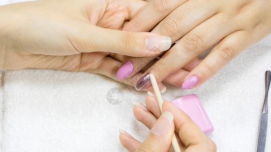 美甲 女人美容师在修指甲前准备钉子背景图片