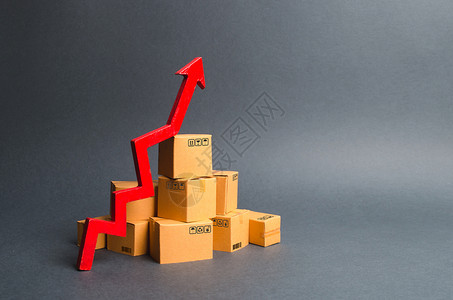 一堆纸板箱和一个红色的向上箭头 商品和产品生产的增长率 经济指标不断增加 消费需求增加 出口增加 进口增加 销量上升益处高清图片素材