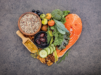 低碳摄入量饮食概念的心形 以基因源为主的心形状纤维减肥麦片核桃酮类烹饪美食脂肪酸树叶蔬菜背景