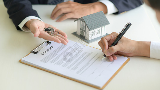 ag600房地产概念 Custommer签署关于住房贷款合同ag财产抵押经纪人屋主家庭销售顾客协议建筑钥匙背景