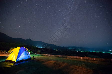 黄色的星星天空清空 山顶上有露营帐篷的天空背景