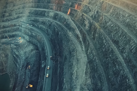 开采金矿的大采石场 技术在车里蓝色的高清图片素材