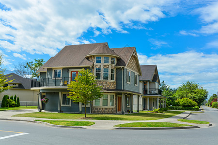 伸大拇哥多云 蓝天背景的豪华家庭房子在不列颠哥伦比亚省 加拿大路面入口纹理住宅不动产街道奢华住房财产壁板背景