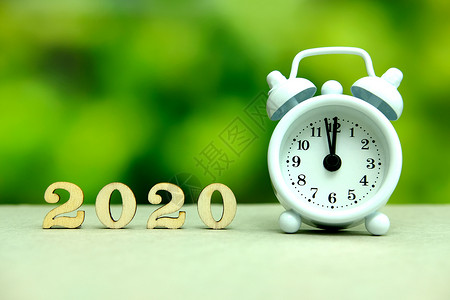 时钟带字素材2020年新年快乐的概念 时钟和木数集团背景