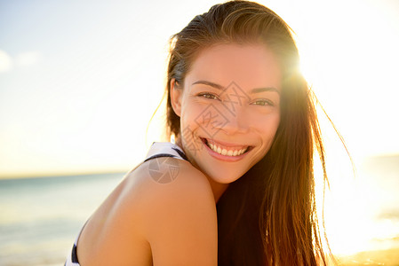 夏夏沙海滩漂亮美女笑着快乐的肖像极乐高清图片素材