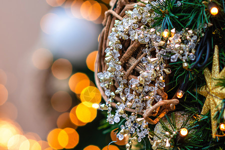 特写照片 圣诞装饰和灯光风格假期卡片花环装饰品派对墙纸松树装饰金子背景图片